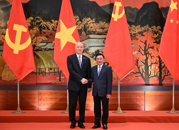 中共中央政治局常委、中央书记处书记蔡奇同越共中央政治局委员、中央书记处常务书记陈锦绣举行会谈