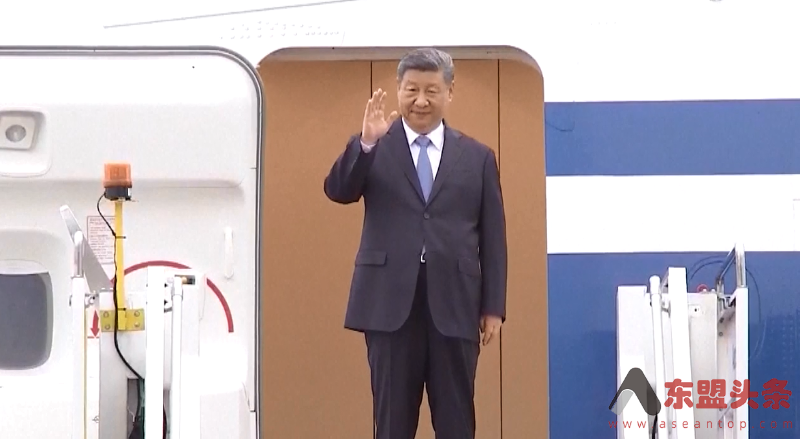 中国国家主席习近平乘坐专机抵达吉隆坡，马来西亚总理安瓦尔到机场迎接
