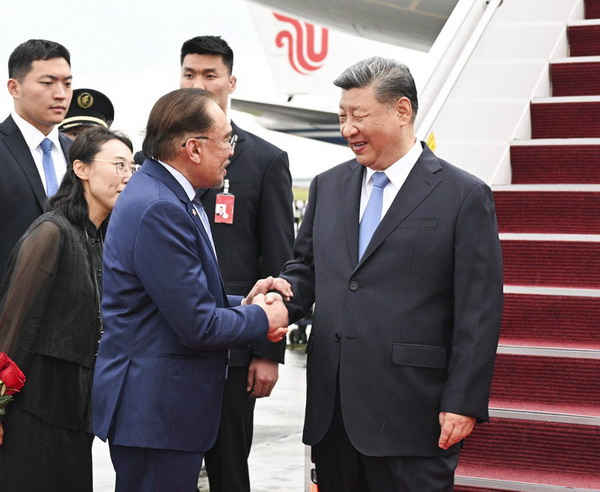 习近平抵达吉隆坡对马来西亚进行国事访问 马总理接机