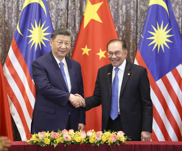 中国国家主席习近平同马来西亚总理安瓦尔会谈 共同见证中马双方交换30多份双边合作文本