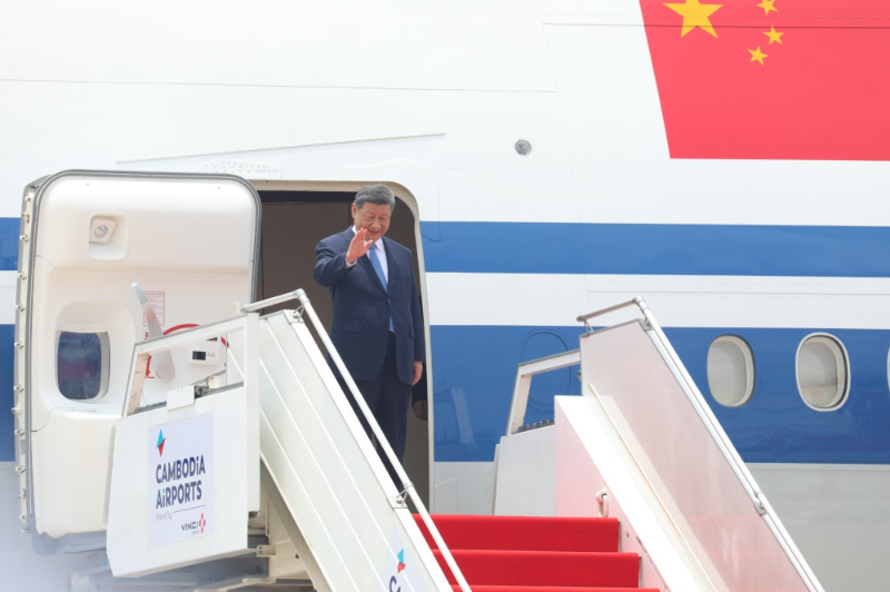 习近平抵达金边国际机场发表书面讲话：中方视柬埔寨为周边外交重点方向