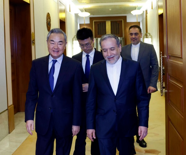 中国外长王毅同伊朗外长阿拉格齐会谈 共同反对单边主义、霸权主义