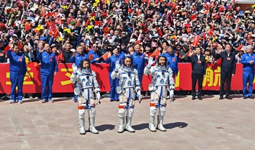 中国神舟二十号载人飞行任务航天员乘组举行出征仪式 