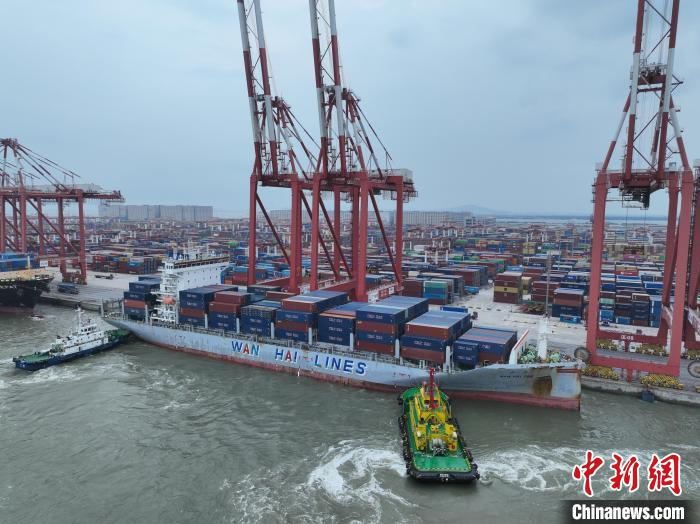 泰国榴莲登陆广州 海事部门护航运输船舶快速进港