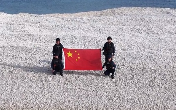 宣示主权！中国海警登上南海铁线礁展五星红旗