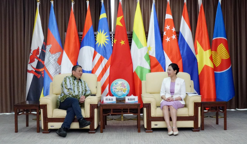 中国—东盟博览会秘书处秘书长韦朝晖与新加坡驻华大使陈海泉会谈