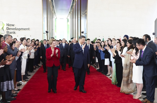中国国家主席习近平访问金砖国家新开发银行 并会见新开发银行行长罗塞芙