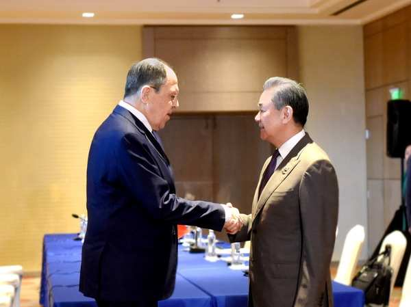 中国外长王毅在巴西会见俄罗斯外长拉夫罗夫