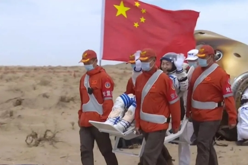 中国神舟十九号载人飞船返回舱成功着陆 神舟十九号载人飞行任务圆满成功