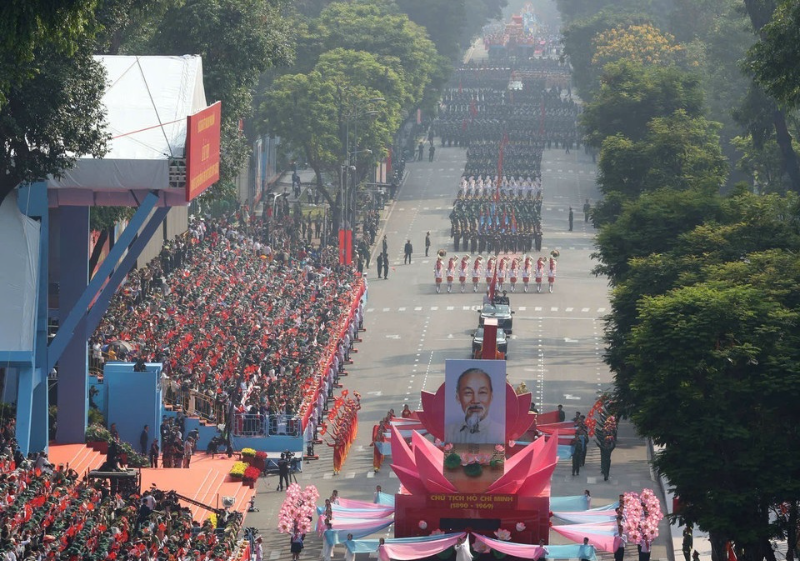 越南隆重举行纪念南方解放、国家统一50周年庆典暨阅兵和群众游行活动 