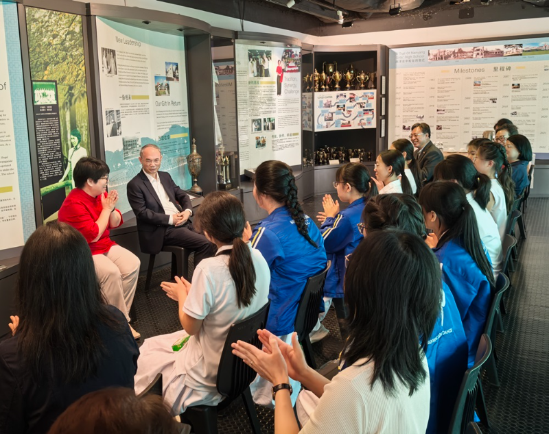 中国驻新加坡大使曹忠明参访新加坡南洋女子中学校