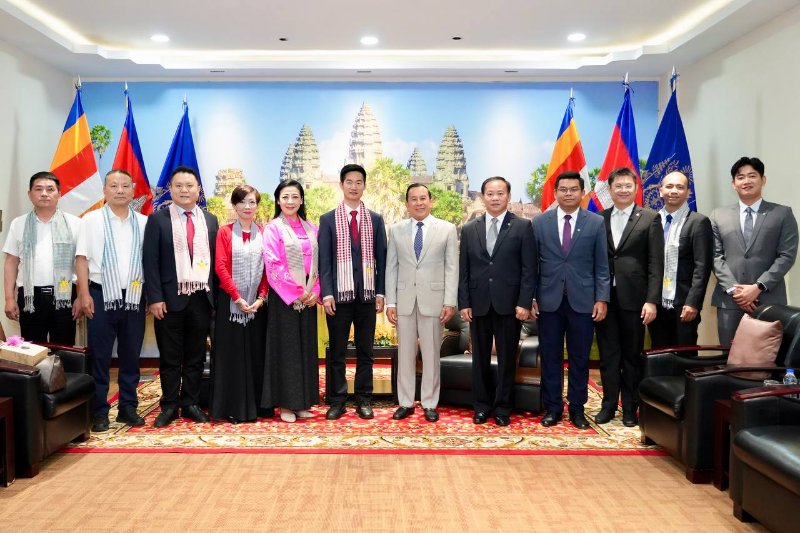 柬埔寨旅游部大臣会见中美企业代表团 欲在柬举办国际商务会议及中柬高尔夫旅游系列活动