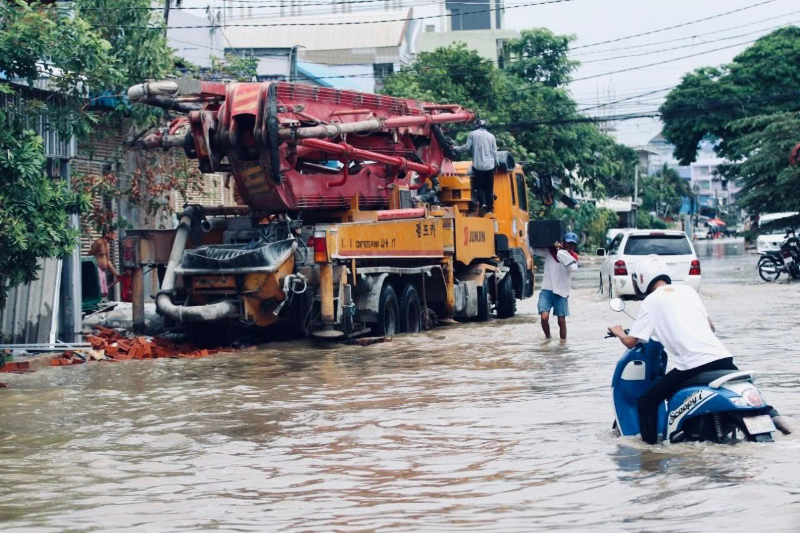 连续降雨导致柬埔寨波贝市内积水近20年来最严重  多条道路被淹  