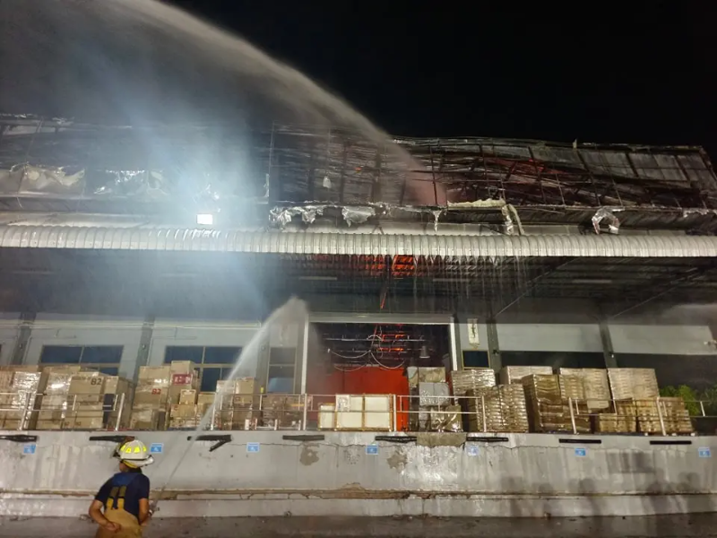 泰国曼谷一家具厂突发火灾 火势猛烈 目前暂无人员伤亡
