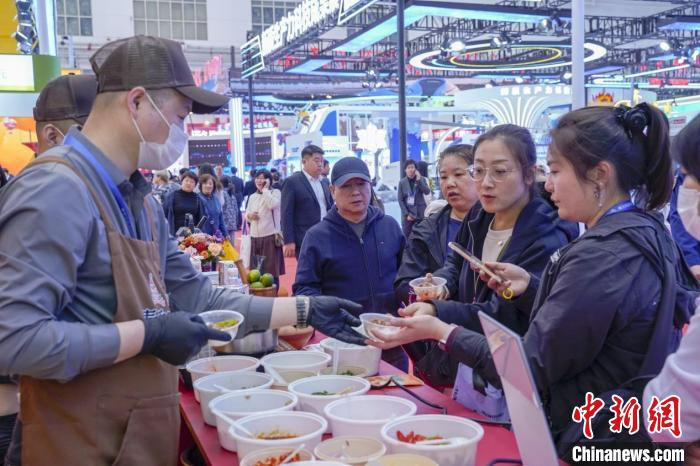 泰国香米“哈洽会”飘香 八方游客中国北疆享泰国风情盛宴
