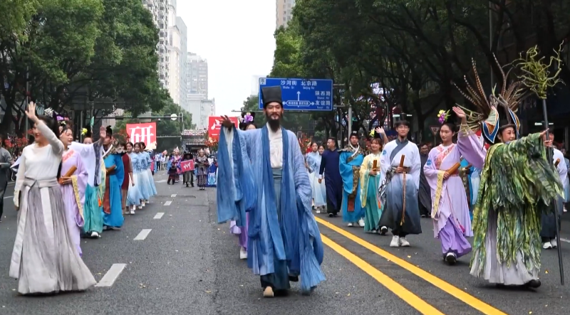 中国贵州举行民族团结大巡游活动，展示“最炫民族风