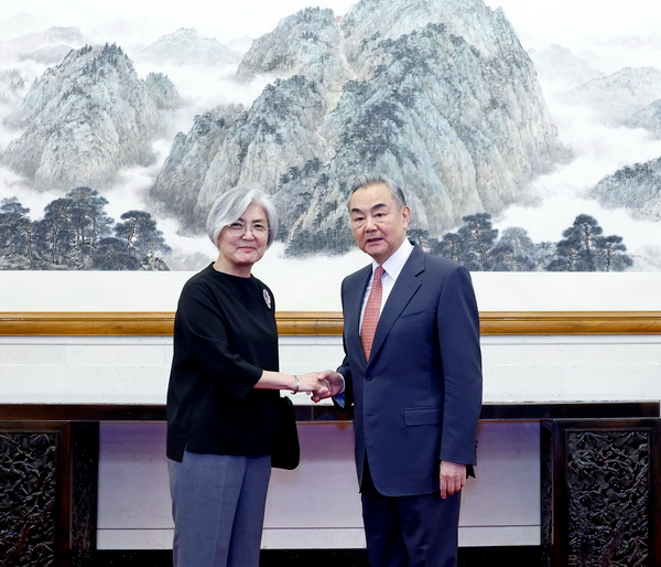 中国外长王毅会见美国亚洲协会会长康京和