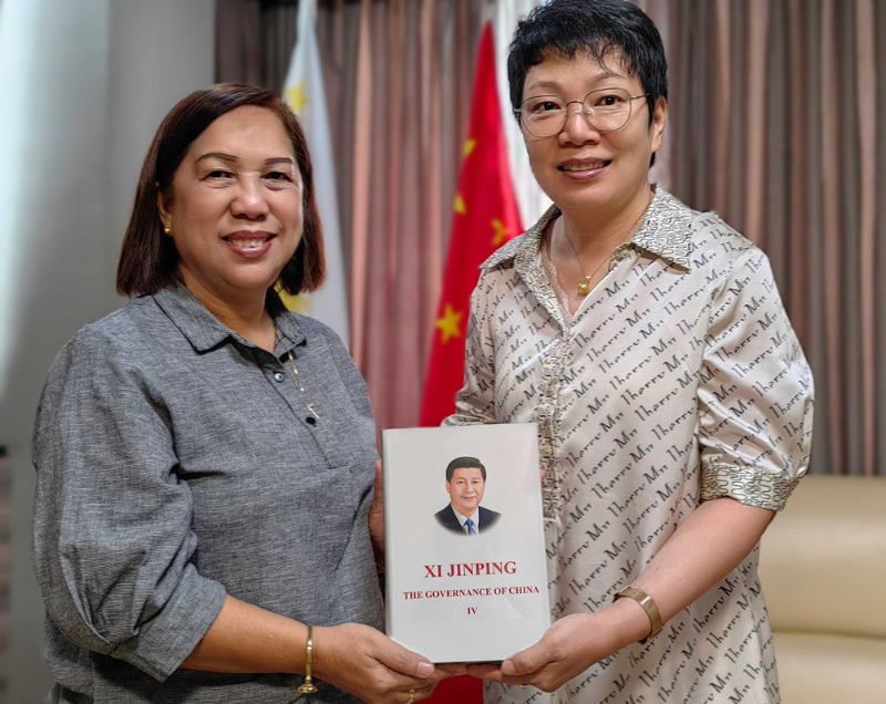 中国驻达沃总领事赵秀珍会见菲律宾南达沃国立学院院长