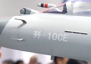 中国歼-10CE模型成马来西亚兰卡威海空展热门打卡点