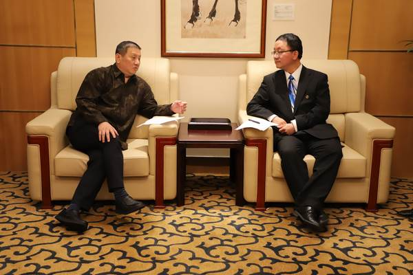 中国外交部亚洲司司长刘劲松会见新加坡驻华大使陈海泉