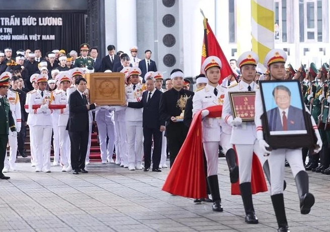 越南为已故前国家主席陈德良举办国葬 越共中央总书记、越南国家主席一同扶灵