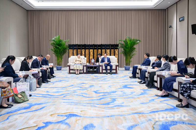 中共中央对外联络部部长助理金鑫会见老挝党中宣部副部长维拉万