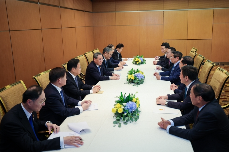 中国总理李强在吉隆坡会见越南总理范明政