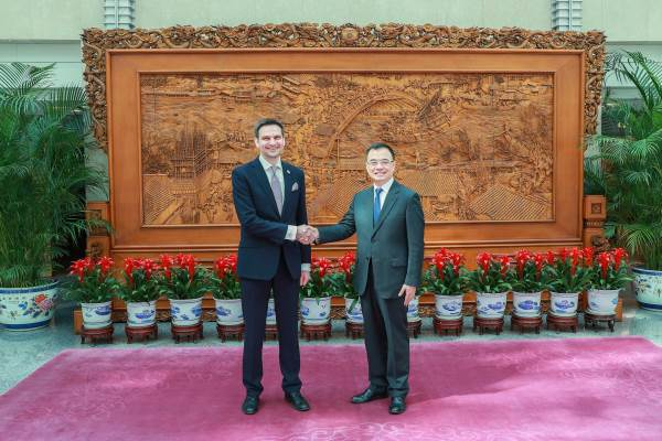 中国外交部部长助理刘彬会见乌克兰新任驻华大使涅奇塔伊洛