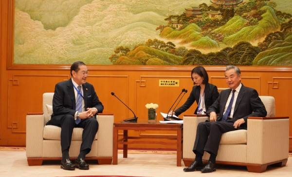 中国外长王毅会见亚洲和平和解理事会主席、泰国前副总理素拉杰