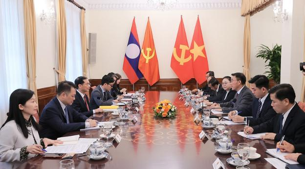 越南副总理兼外交部长裴青山与老挝革命党中央对外部代理部长本莱举行会谈