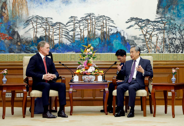 中国外长王毅会见美国新任驻华大使庞德伟 中美对话合作是唯一正确选择