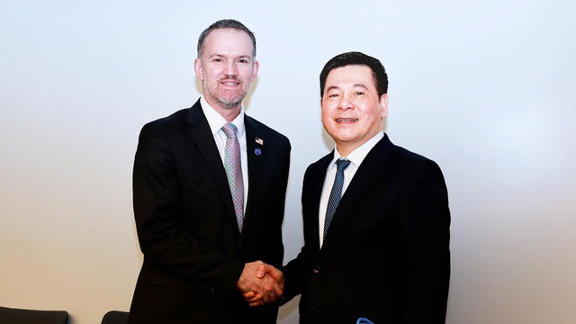 越南工贸部长阮鸿延与美国贸易代表贾米森·格里尔在法国巴黎会谈