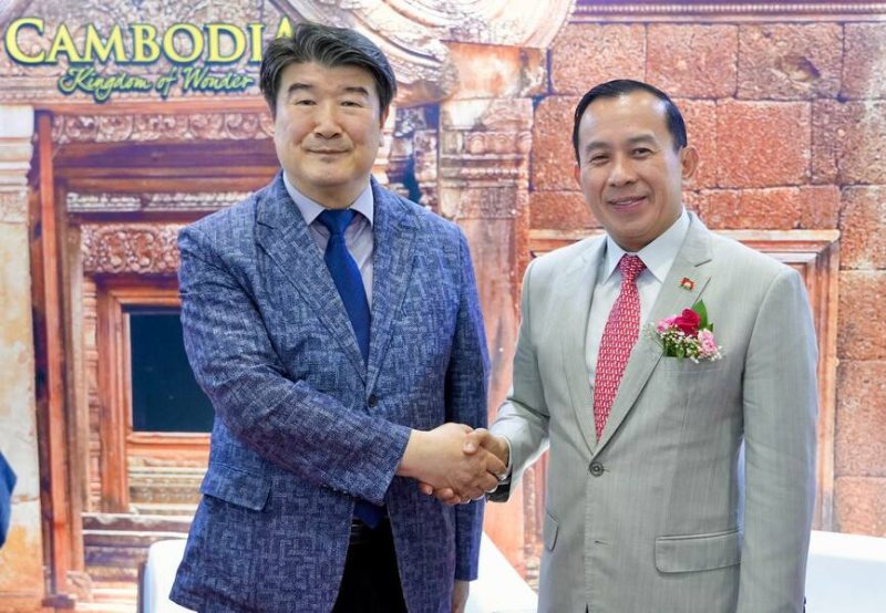 韩国京畿观光公社社长赵源用与柬埔寨旅游大臣胡哈探讨旅游合作事宜