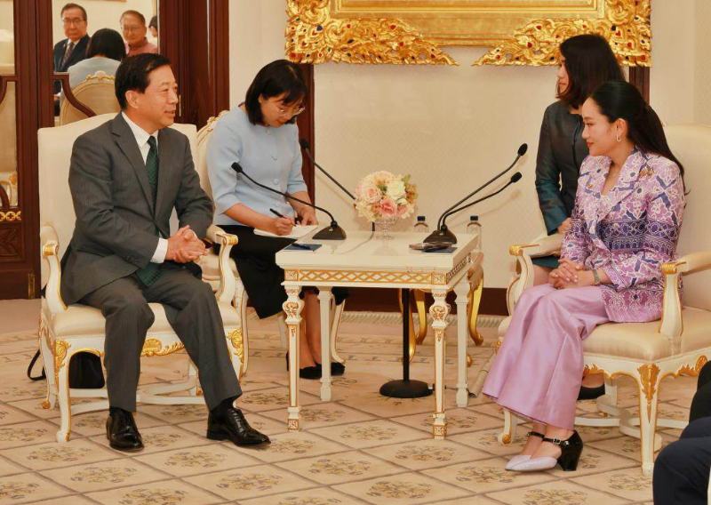 中国驻泰国大使韩志强夫妇辞行拜会泰国总理佩通坦