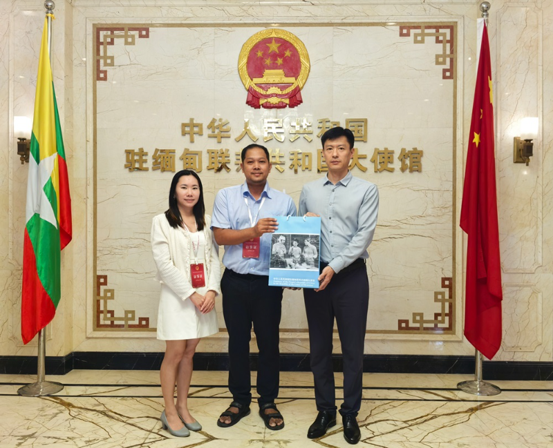 中国驻缅甸使馆向缅甸老电影《她的爱》主演家属赠送影片数字修复版拷贝