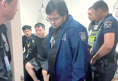 中国逃犯入境菲律宾被遣返  在机场头撞玻璃