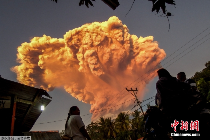 印度尼西亚巴厘岛数十架航班因火山喷发取消