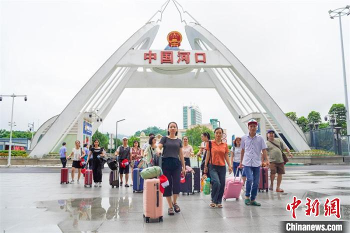 中越边境河口口岸上半年出入境旅客超300万人次