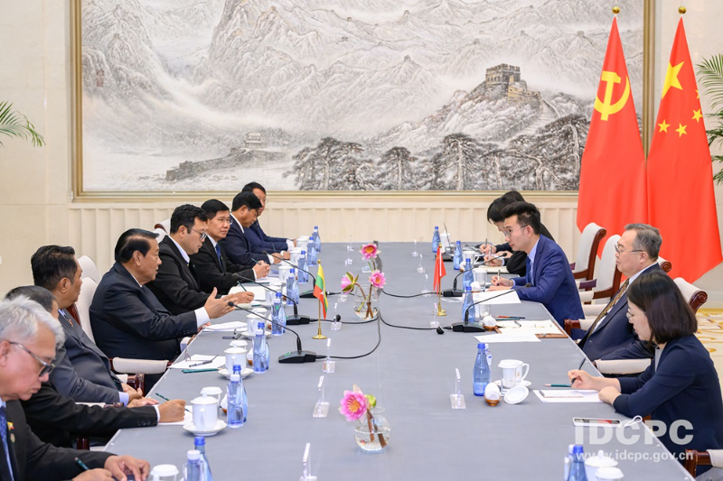 中共中央对外联络部部长刘建超会见泰国前驻华大使代表团