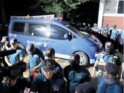 韩国前总统尹锡悦被拘首日生活曝光：吃奶酪面包、蒸土豆，无床无空调，住9平米单间席地而睡