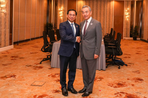 中国外长王毅会见越南副总理兼外长裴青山