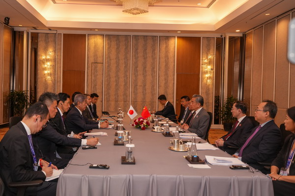 中国外长王毅会见日本外相岩屋毅