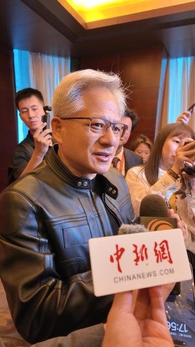黄仁勋年内第三次访华，用这个词形容中国AI产业