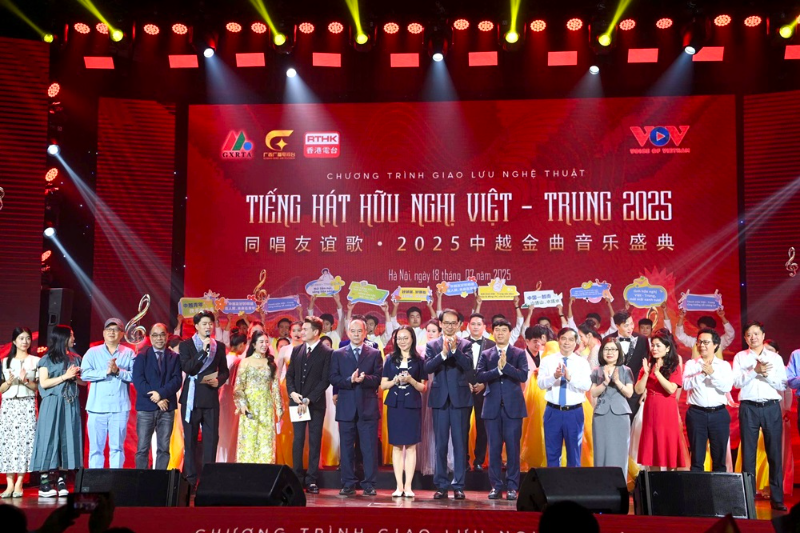 “同唱友谊歌·2025中越金曲音乐盛典”在越南河内举办