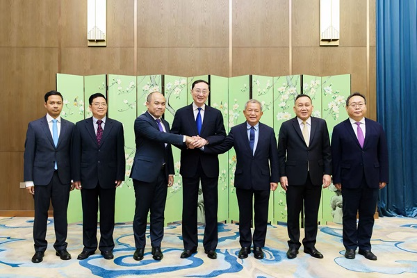 中国—柬埔寨—泰国三方非正式会晤在上海举行 柬泰向中方重申将遵守停火共识