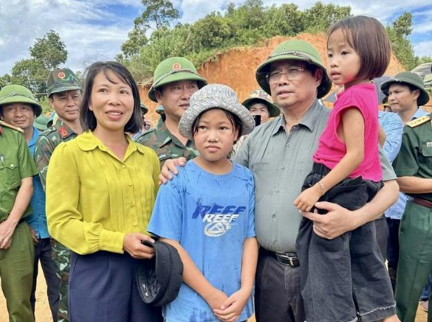 强降雨导致越南奠边省10人死亡 越南总理范明政视察灾区 部署灾后重建工作
