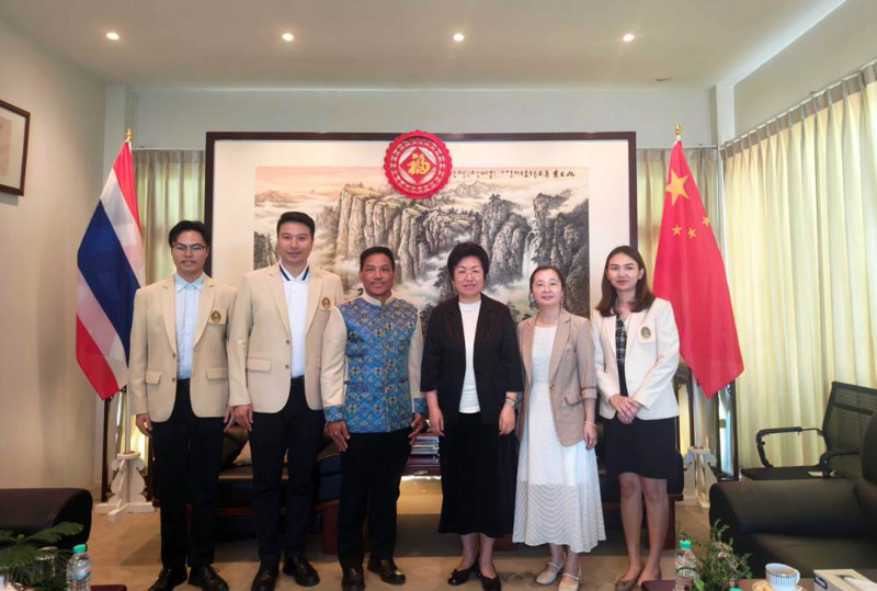 中国驻孔敬总领事刘红梅会见泰国黎逸皇家大学校长维奇特