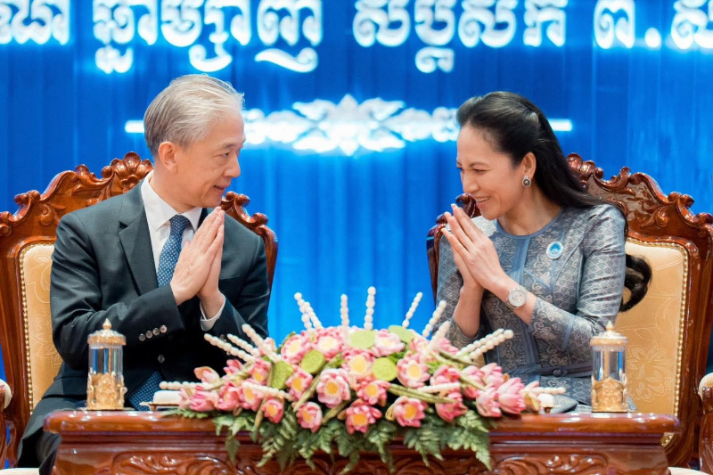 柬埔寨首相夫人碧占莫妮主持中柬奖学金生座谈会 中国驻柬大使汪文斌出席