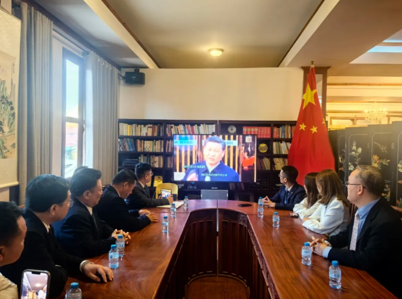 中国驻琅勃拉邦总领事张社平同老挝琅勃拉邦中国商会座谈交流