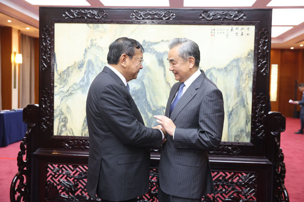 中国外长王毅会见柬埔寨副首相兼外交大臣  期待柬泰恢复友好互信